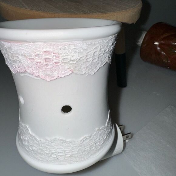 SCENTSY WAX WARMER PLUG IN - Picture 3 of 3